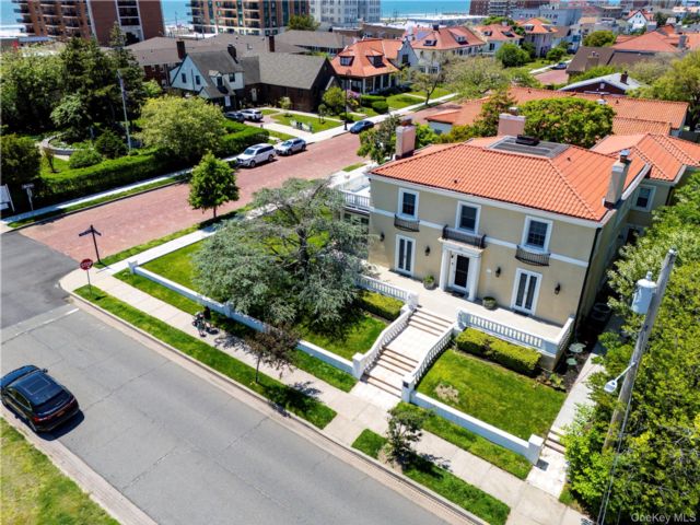  4 BR,  4.00 BTH &nbsp;Colonial style home in Long Beach