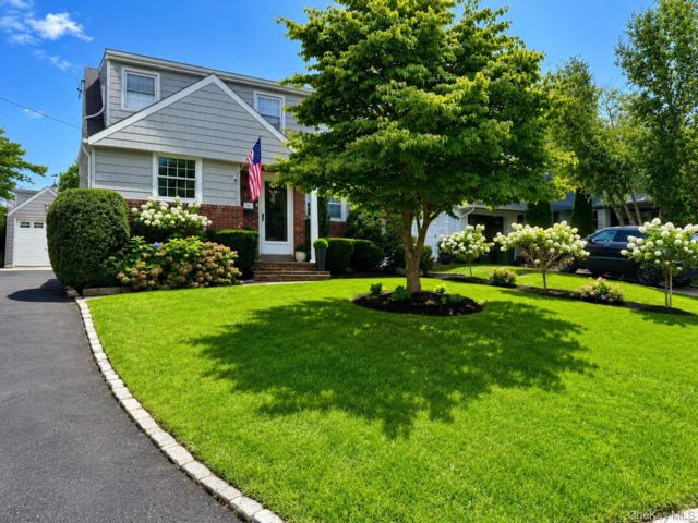  4 BR,  2.00 BTH &nbsp;Exp cape style home in Port Washington