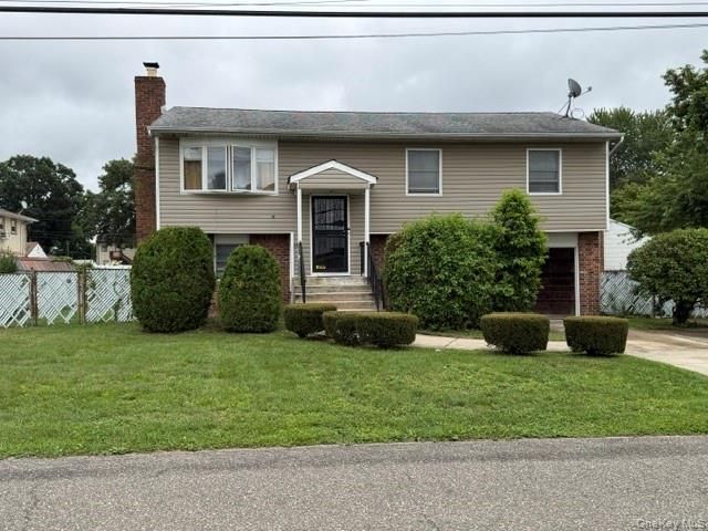  4 BR,  2.00 BTH &nbsp;Hi ranch style home in Deer Park