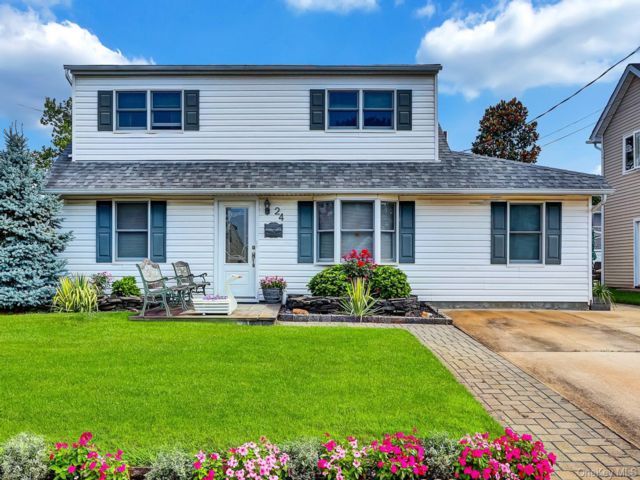  5 BR,  2.00 BTH &nbsp;Exp cape style home in Massapequa