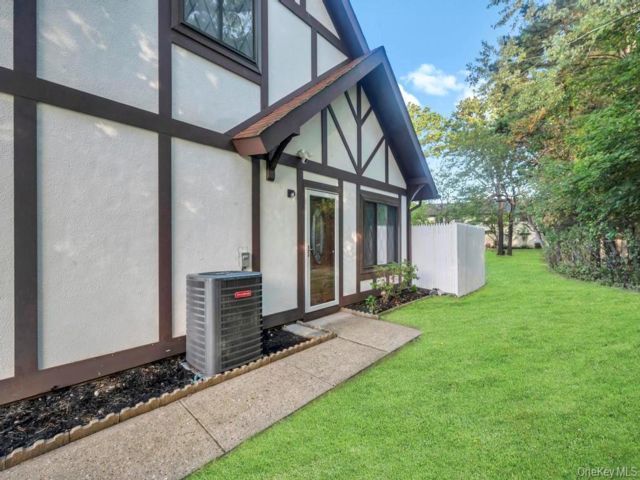  3 BR,  2.00 BTH &nbsp;Condo style home in Middle Island