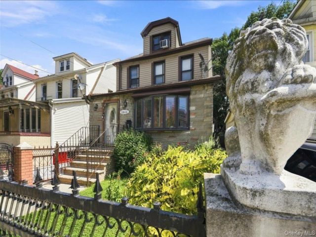  4 BR,  2.00 BTH &nbsp;House style home in Cambria Heights