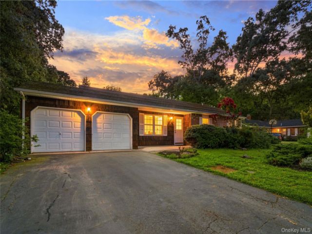  3 BR,  2.00 BTH &nbsp;Ranch style home in Stony Brook
