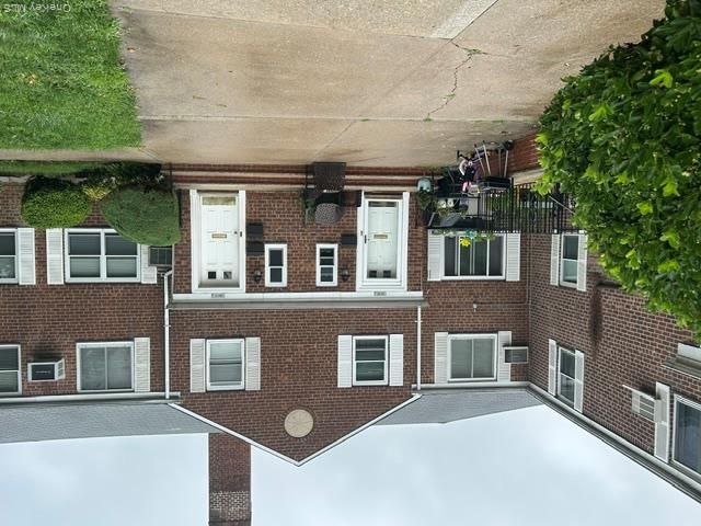  2 BR,  1.00 BTH &nbsp;Garden style home in Glen Oaks