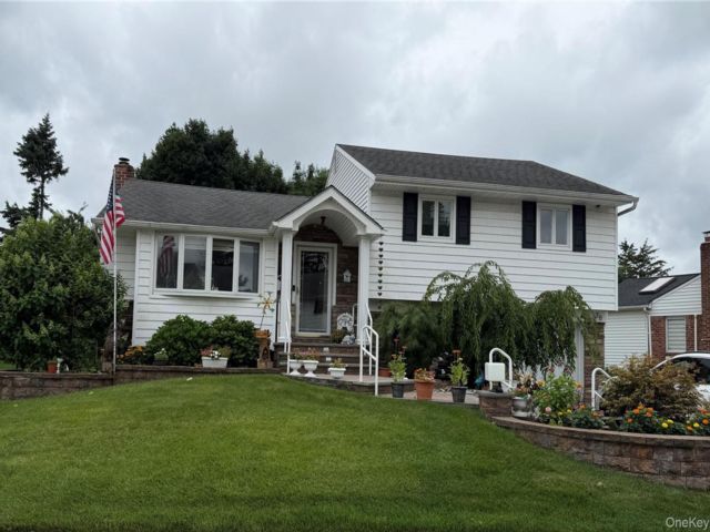  3 BR,  2.00 BTH &nbsp;Split level style home in Syosset