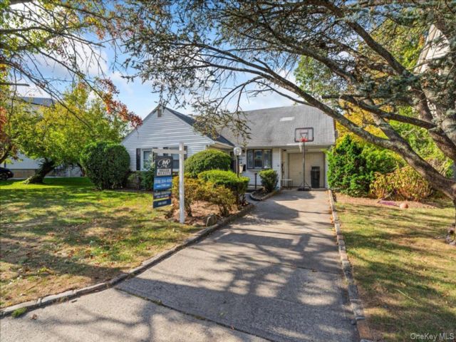  5 BR,  2.00 BTH &nbsp;Exp ranch style home in Woodmere