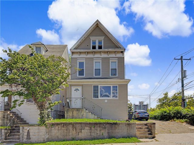  6 BR,  3.00 BTH &nbsp;Colonial style home in Yonkers