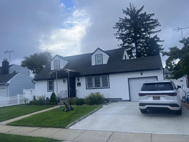  4 BR,  3.00 BTH &nbsp;Exp cape style home in Hicksville