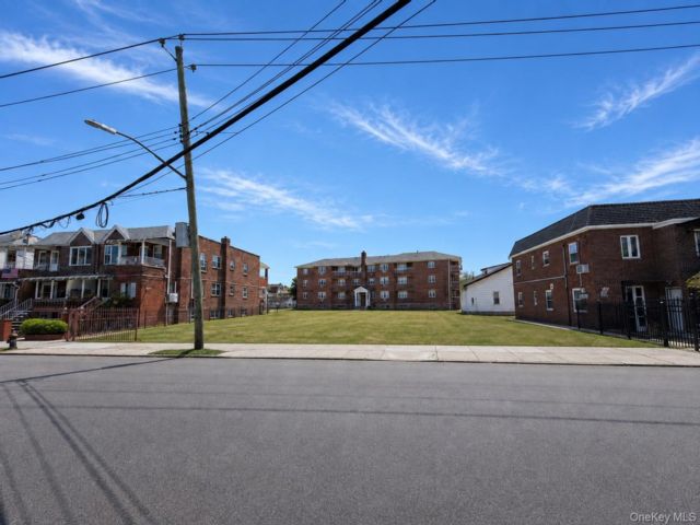 Lot <b>Size:</b>  &nbsp;House style home in Brighton Beach
