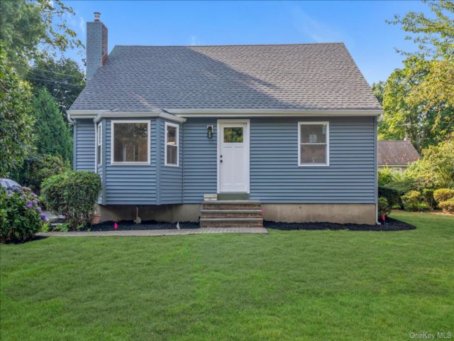  4 BR,  2.00 BTH &nbsp;Cape cod style home in Huntington Station