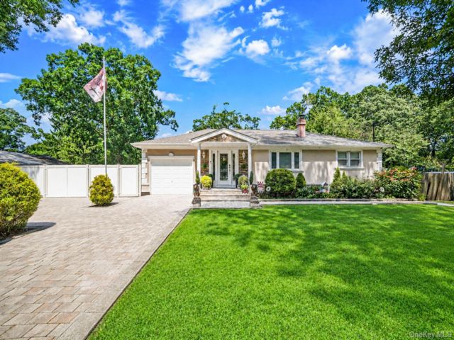  2 BR,  2.00 BTH &nbsp;Ranch style home in Mastic