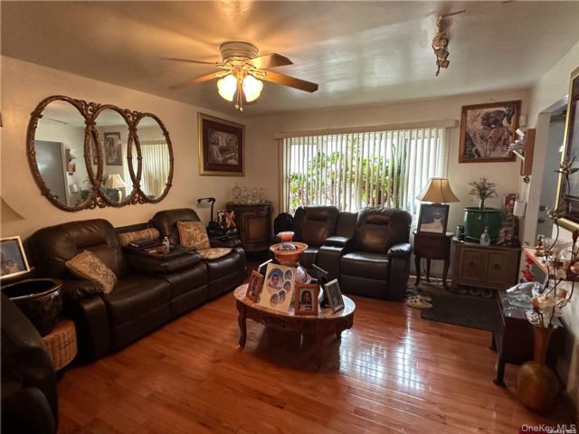  3 BR,  3.00 BTH &nbsp;Colonial style home in Springfield Gardens