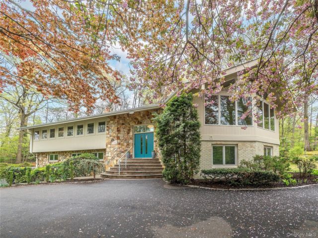  5 BR,  3.00 BTH &nbsp;Mid-century mod style home in Sands Point
