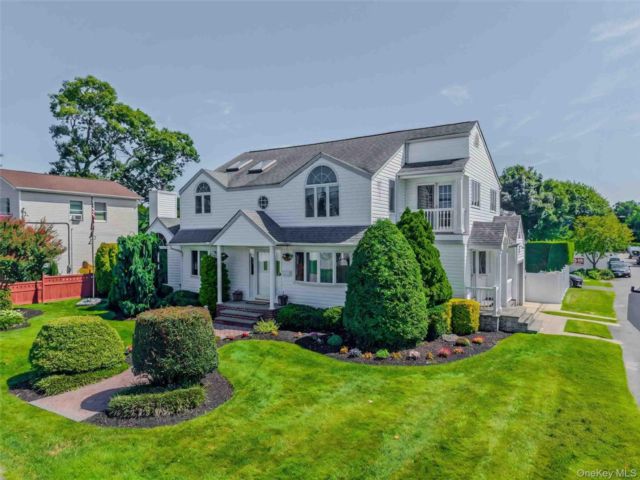  4 BR,  2.00 BTH &nbsp;Colonial style home in Lindenhurst