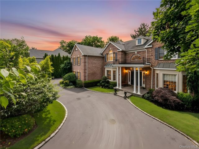  6 BR,  5.00 BTH &nbsp;Colonial style home in Roslyn