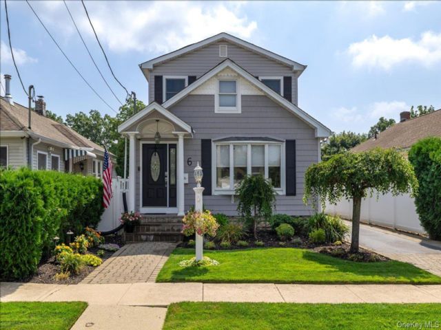  4 BR,  3.00 BTH &nbsp;Exp ranch style home in Farmingdale