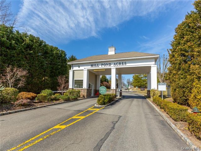  2 BR,  2.00 BTH &nbsp;Condo style home in Port Washington