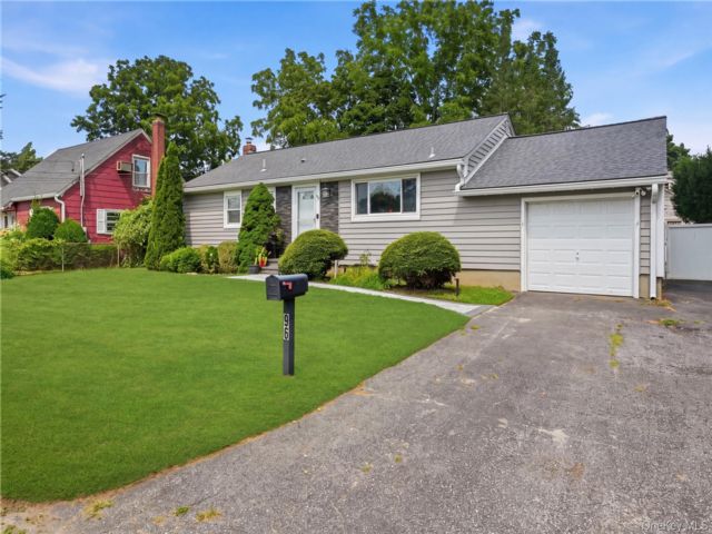  3 BR,  1.00 BTH &nbsp;Exp ranch style home in Huntington Station