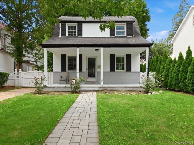  2 BR,  3.00 BTH &nbsp;Colonial style home in New Hyde Park