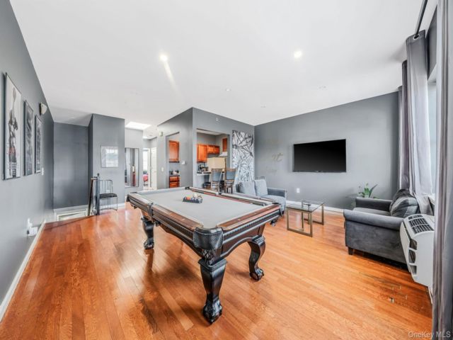  5 BR,  3.00 BTH &nbsp;Condo style home in Westbury