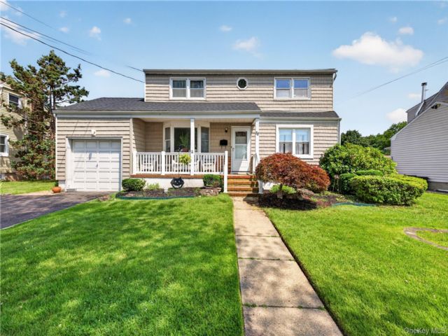  5 BR,  3.00 BTH &nbsp;Exp cape style home in Farmingdale
