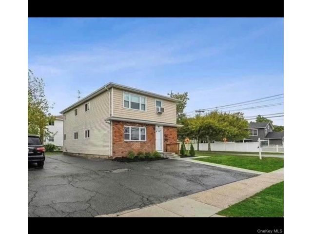  3 BR,  1.00 BTH &nbsp;Full floor apar style home in Babylon