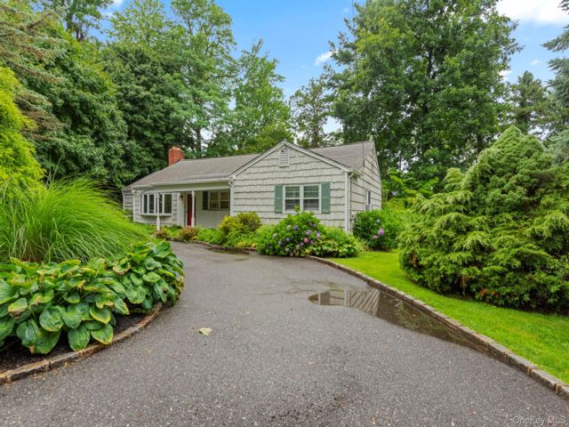  3 BR,  2.00 BTH &nbsp;Ranch style home in Huntington