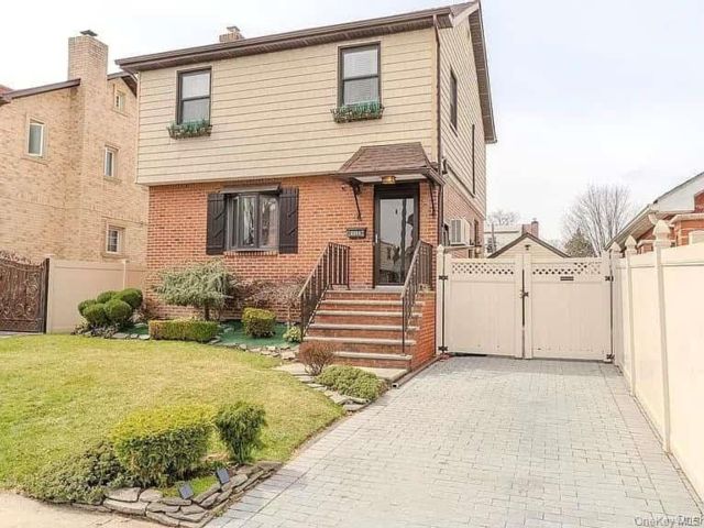  3 BR,  2.00 BTH &nbsp;Colonial style home in Fresh Meadows