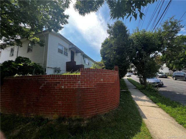  3 BR,  2.00 BTH &nbsp;Mid rise style home in Yonkers