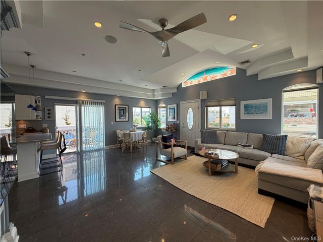  2 BR,  1.00 BTH &nbsp;A-frame style home in Long Beach