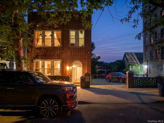  5 BR,  1.00 BTH &nbsp;Foursquare style home in Woodlawn