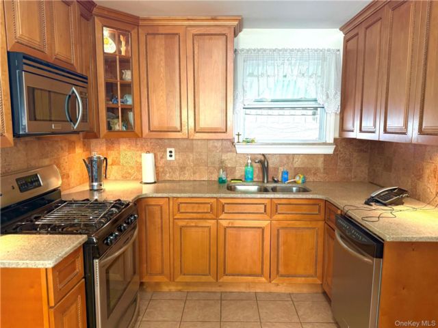  4 BR,  2.00 BTH &nbsp;Colonial style home in Fresh Meadows