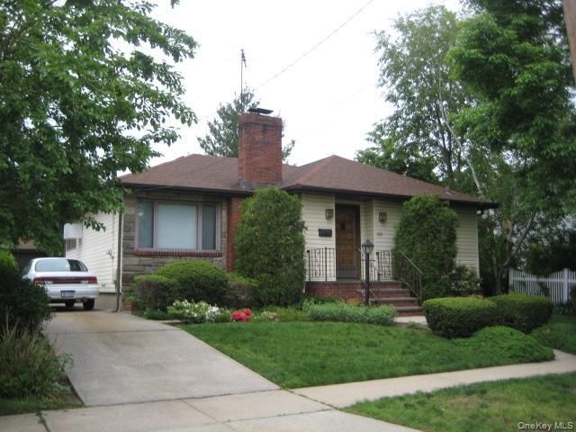  3 BR,  1.00 BTH &nbsp;Ranch style home in New Hyde Park