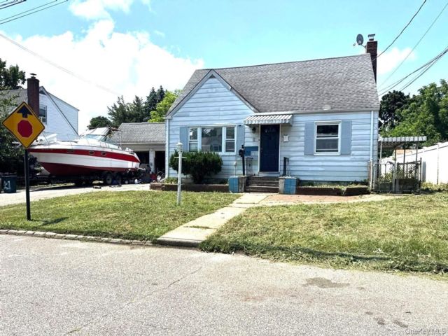  4 BR,  2.00 BTH &nbsp;Cape cod style home in Huntington Station