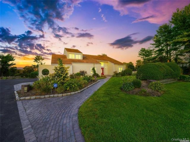  5 BR,  7.00 BTH &nbsp;Contemporary style home in Dix Hills