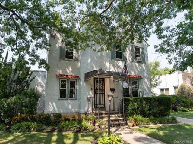 4 BR,  4.00 BTH &nbsp;Colonial style home in Queens Village