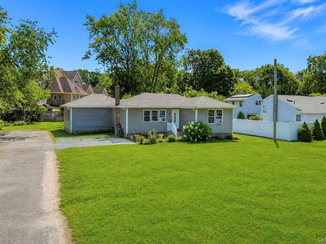  4 BR,  2.00 BTH &nbsp;Ranch style home in Lake Grove