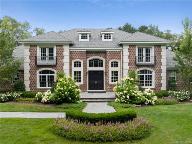  6 BR,  5.00 BTH &nbsp;Colonial style home in Matinecock