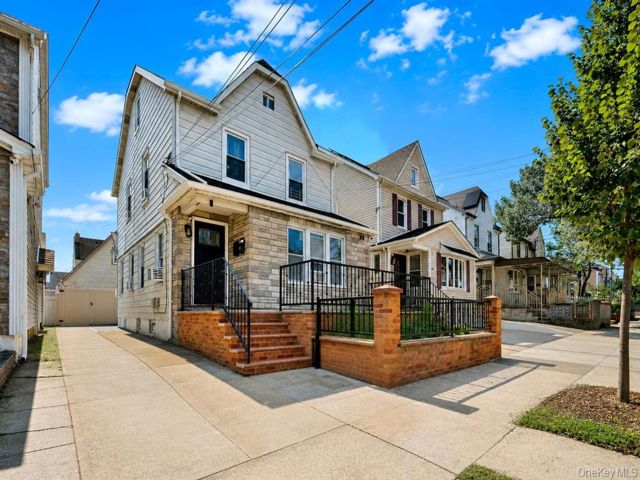  5 BR,  3.00 BTH &nbsp;House style home in Queens Village