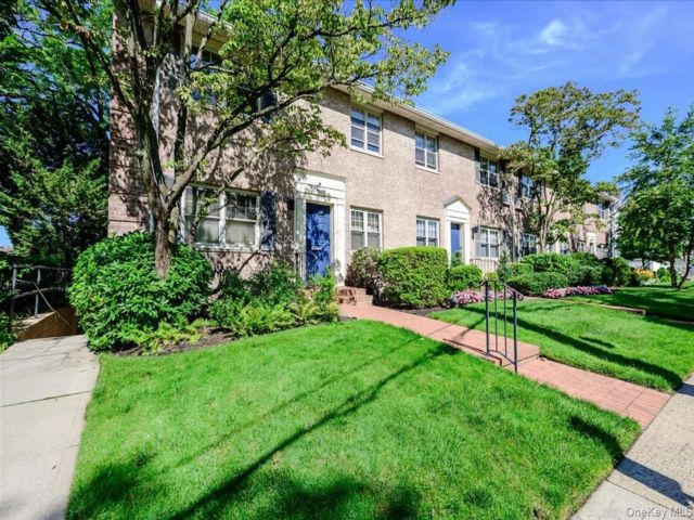  2 BR,  1.00 BTH &nbsp;Garden style home in Rockville Centre