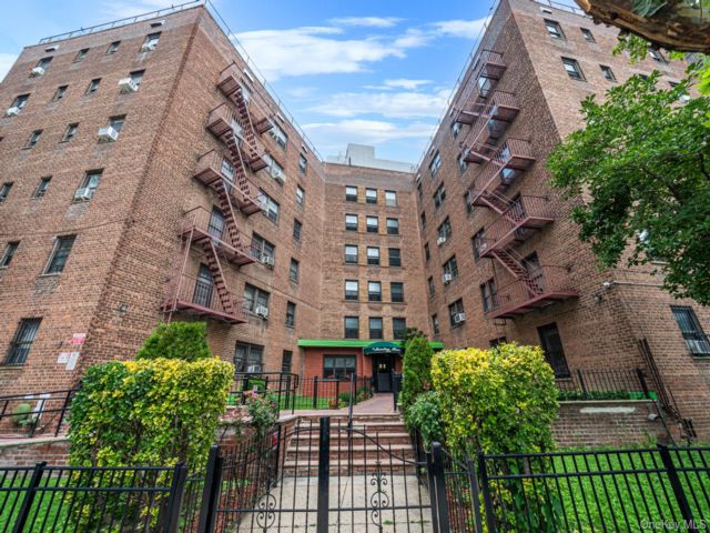  1 BR,  1.00 BTH &nbsp;Mid rise style home in Briarwood