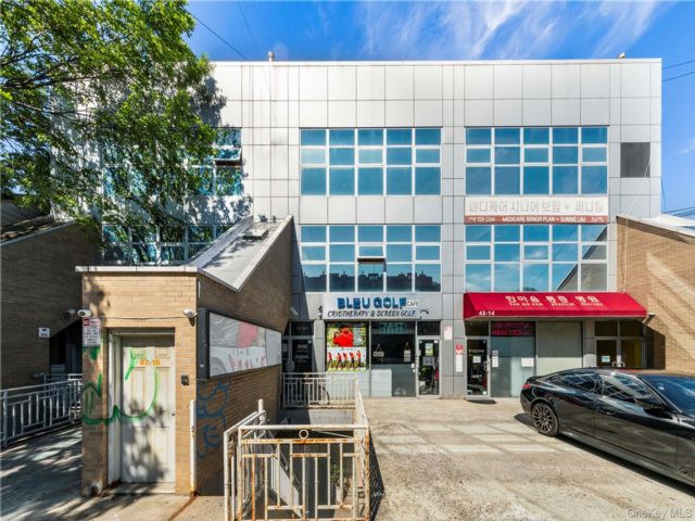  3 BR,  2.00 BTH &nbsp;Modern style home in Flushing