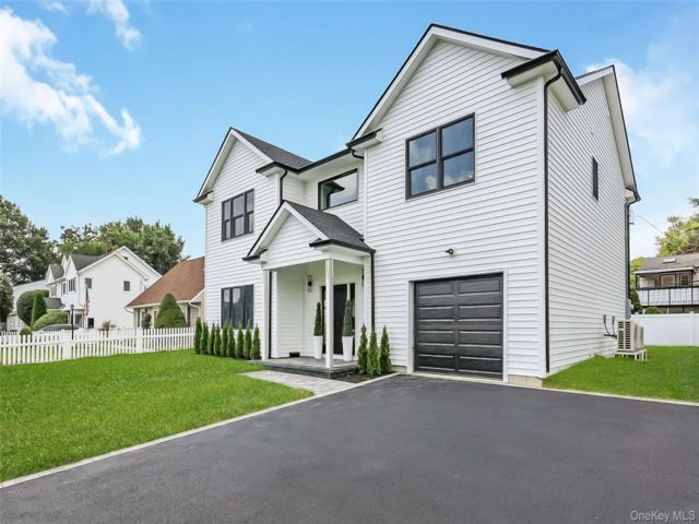  6 BR,  4.00 BTH &nbsp;Colonial style home in Levittown