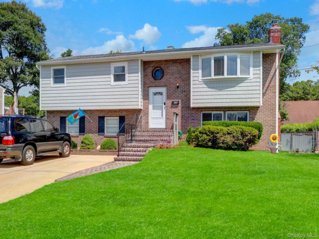  4 BR,  2.00 BTH &nbsp;Hi ranch style home in West Islip
