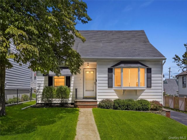  4 BR,  2.00 BTH &nbsp;Cape cod style home in Middletown
