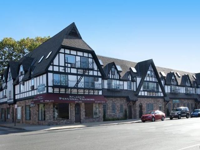  1 BR,  1.00 BTH &nbsp;Includes legal  style home in Hewlett