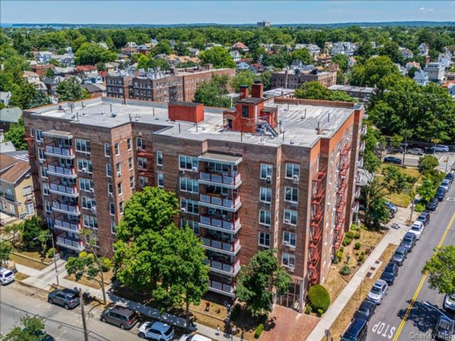  2 BR,  2.00 BTH &nbsp;Mid rise style home in Flushing