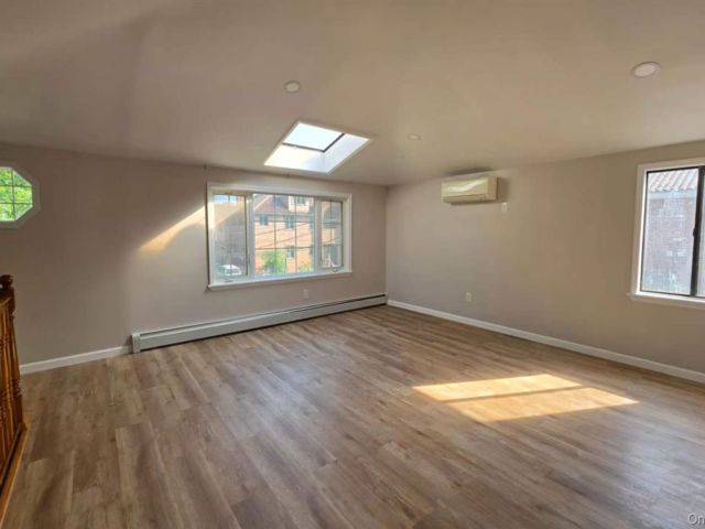  3 BR,  1.00 BTH &nbsp;Colonial style home in Bayside