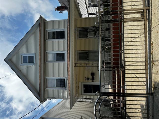  3 BR,  2.00 BTH &nbsp;Colonial style home in Ozone Park