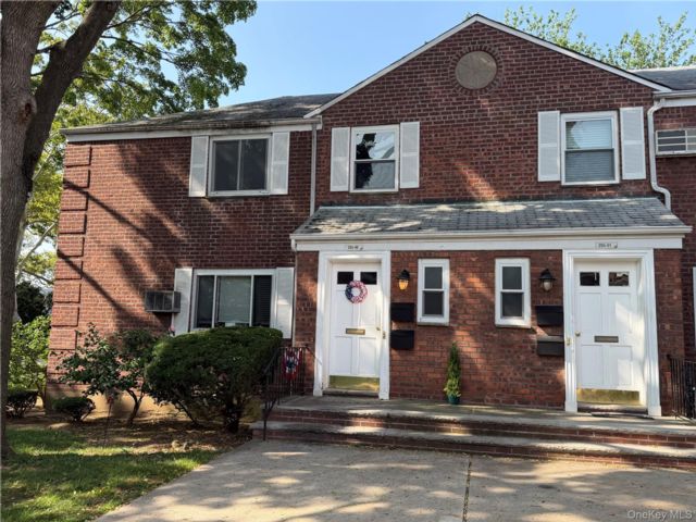  2 BR,  1.00 BTH &nbsp;Garden style home in Glen Oaks